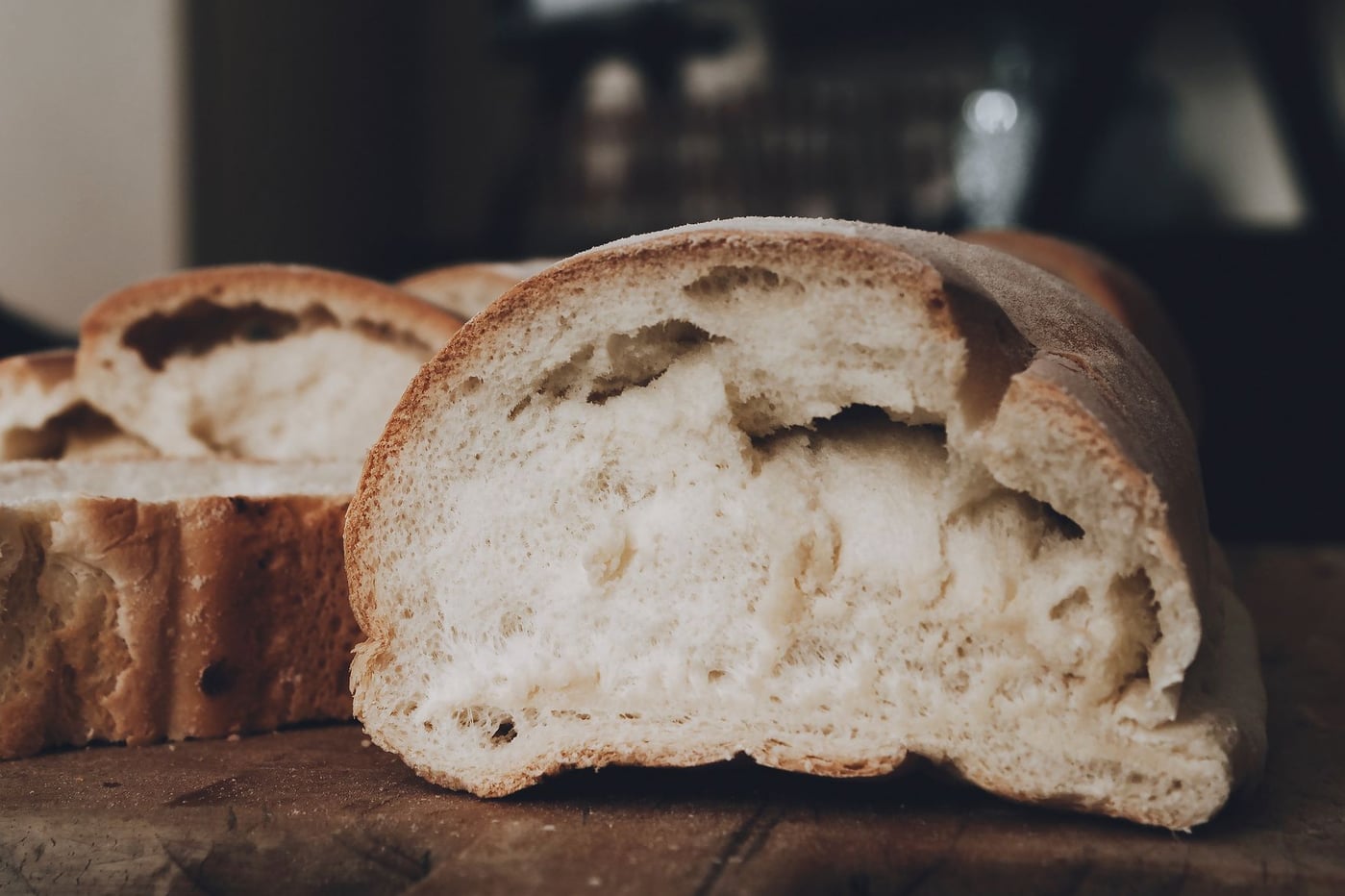 Detalhe da casca dourada e crocante de pão recém-assado