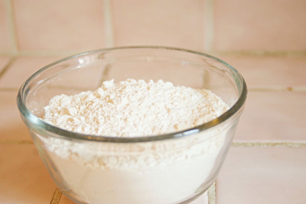 Farinha de trigo e ingredientes de panificação sobre a bancada