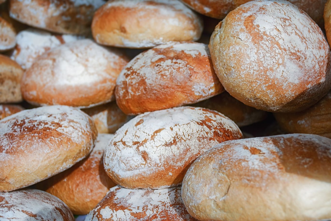 Prateleira de padaria com pães frescos recém-assados
